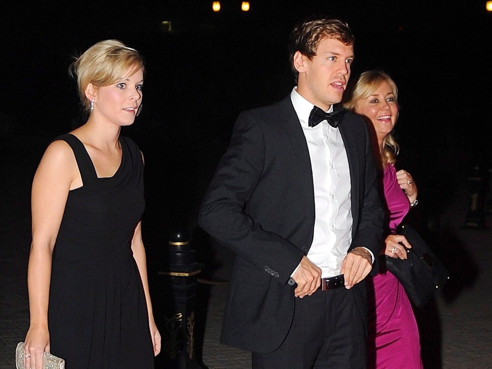 Schick gekleidet macht sich das Paar Sebastian Vettel und seine Freundin Hanna auf den Weg zu Gala.