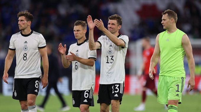 Leon Goretzka, Joshua Kimmich, Thomas Müller und Manuel Neuer gehen nach dem Spiel der Nations League zwischen Deutschland und England zu den Fans