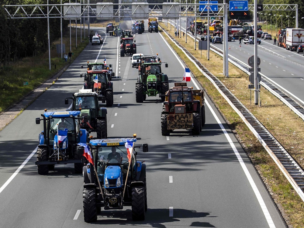 Donnerstag, 28. Juli 2022: Landwirte blockieren in den Niederlanden die Autobahn mit Traktoren. Sie protestieren gegen die weitreichenden Pläne der Regierung zur Reduzierung der Stickstoffemissionen, wodurch der Viehbestand um fast ein Drittel reduziert werden könnte. Die Niederlande, zweitgrößter Agrarexporteur der Welt, sind einer der größten Emittenten von Treibhausgasen in Europa.