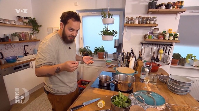 Kandidat Moritz steht am vierten Tag von „Das Perfekte Dinner“ in seiner Küche (TV-Ausstrahlung am 28. Juli).