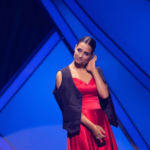 Amira Pocher, Moderatorin, steht in der RTL-Tanzshow «Let's Dance» im Coloneum.