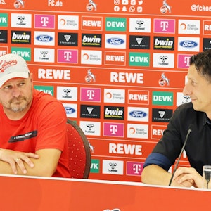 Steffen Baumgart und Christian Keller auf einer Pressekonferenz.