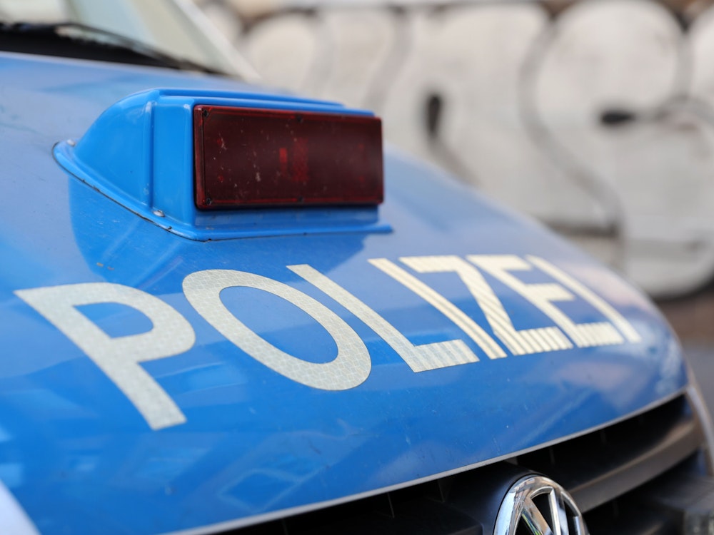 Der Schriftzug „Polizei“ ist auf einem Einsatzwagen zu sehen.