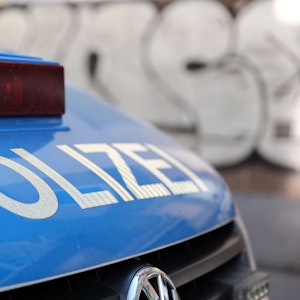 Der Schriftzug „Polizei“ ist auf einem Einsatzwagen zu sehen.