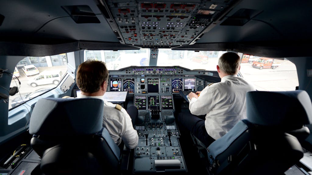 Zwei Piloten in einem Flugzeug-Cockpit.