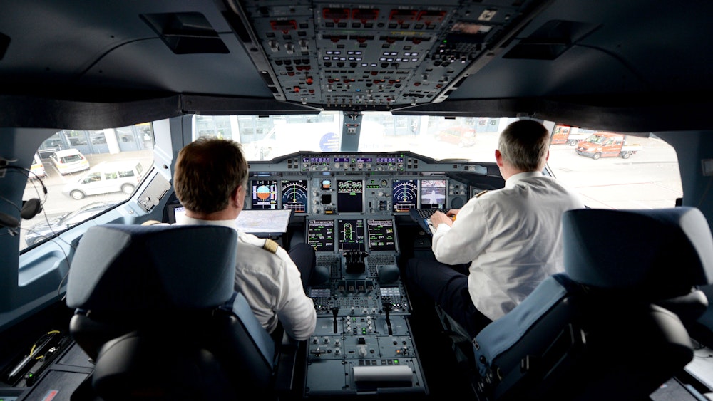 Pilotenstreiks dürften das Flugchaos in diesem Sommer nochmals verschlimmern. Unser Archivbild (2014) zeigt zwei Piloten am Cockpit eines Lufthansa-Airbus A380.