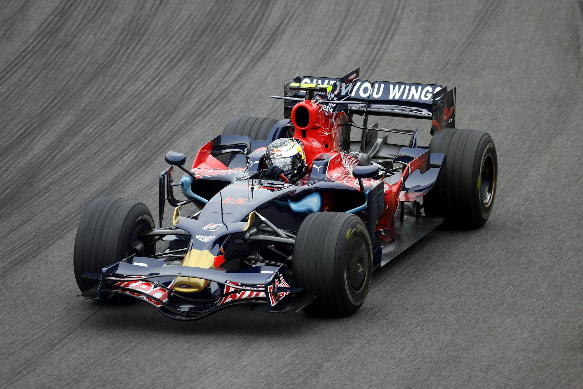 Sebastian Vettel in seinem Torro Rosso auf der Strecke in Brasilien.