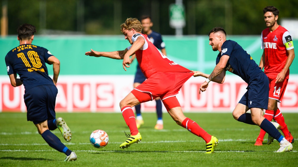 Timo Hübers wird im Spiel des 1. FC Köln im DFB-Pokal von Gegenspieler Theodor Bergmann gehalten.