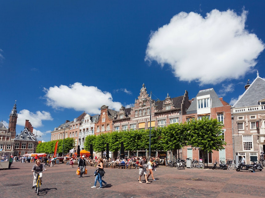 Ein Blick auf den Grote Markt in Haarlem, auf dem viele Menschen unterwegs sind.