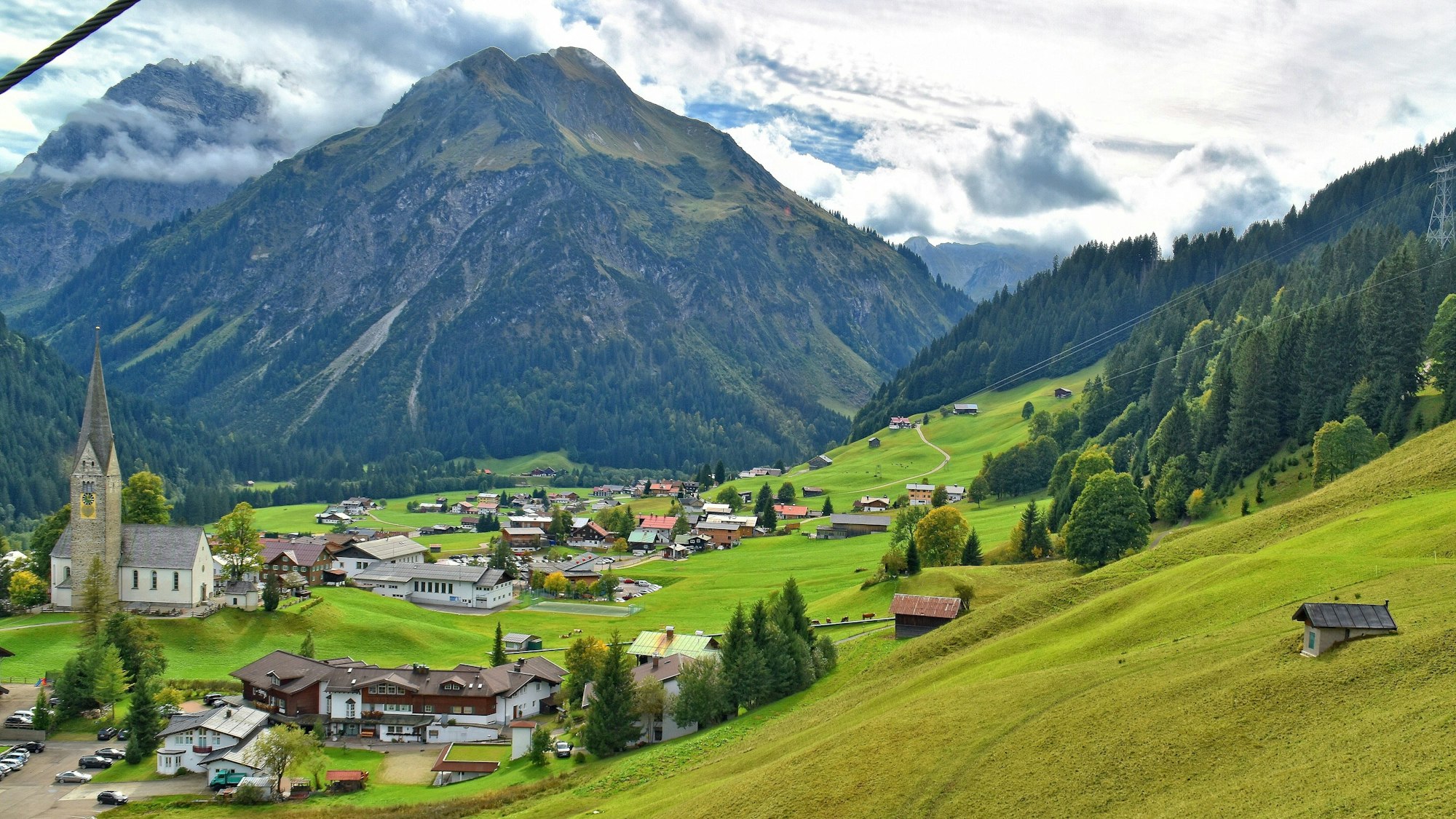 Blick auf die Gemeinde Mittelberg im Kleinwalsertal in Österreich aus dem Zaferna-Sessellift.