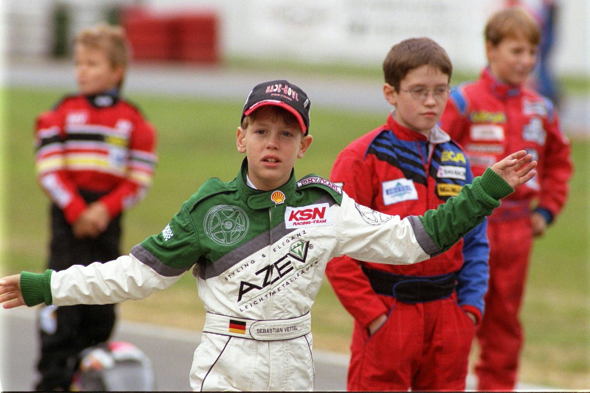 Sebastian Vettel stolziert in jungen Jahren über eine Kartbahn in Kerpen.