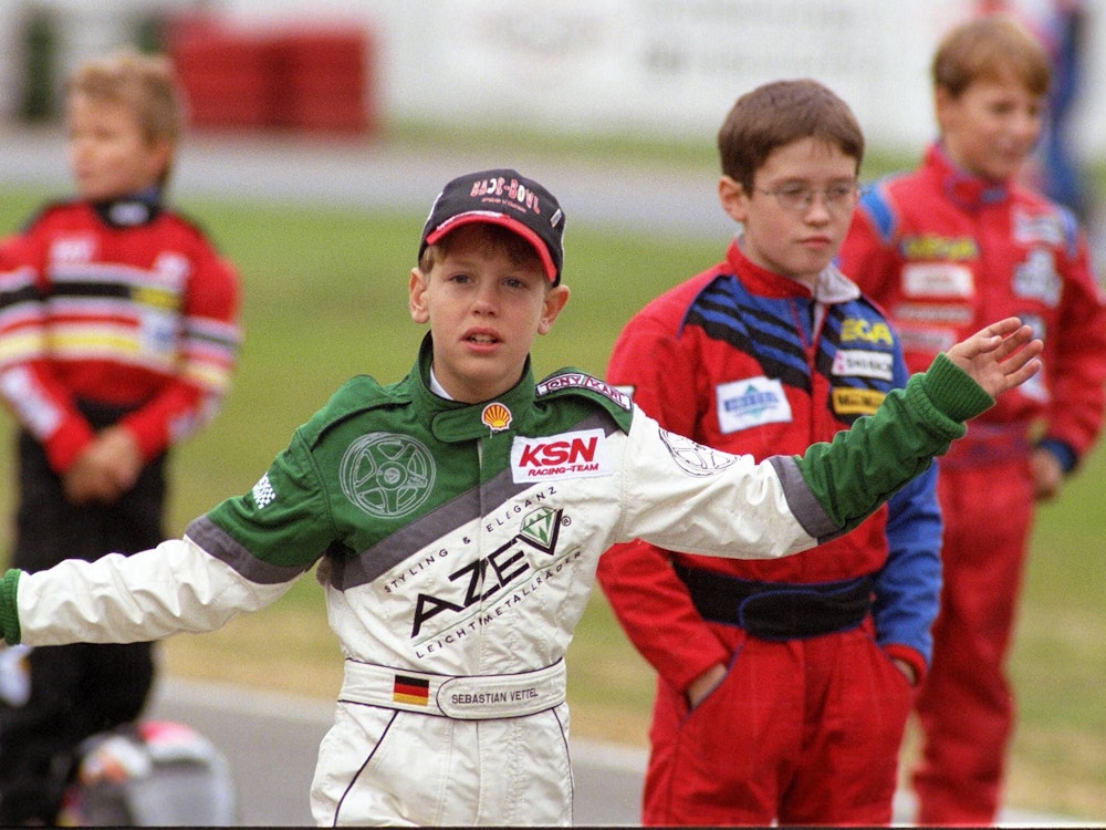Sebastian Vettel stolziert in jungen Jahren über eine Kartbahn in Kerpen.
