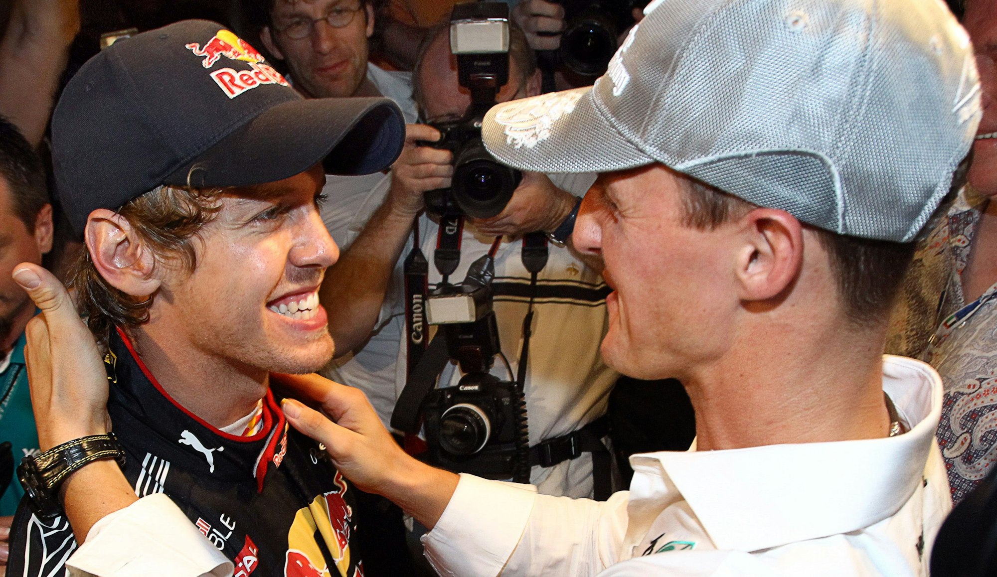 Michael Schumacher gratuliert Sebastian Vettel zu gewonnen Weltmeisterschaft.