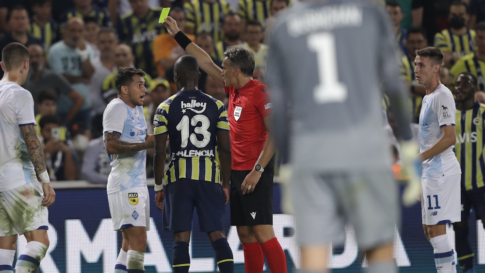 Densy Popov von Dynamo Kyjiw kassiert im Spiel bei Fenerbahce Istanbul von Schiedsrichter Massimiliano Irrati eine Gelbe Karte.