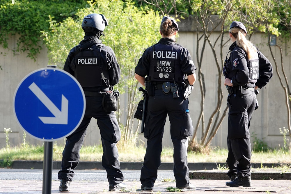 Polizisten sichern das Landgericht in Köln.