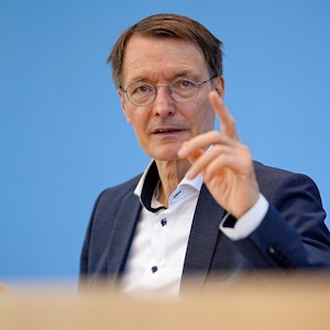 Bundesgesundheitsminister Karl Lauterbach spricht bei einer Pressekonferenz Mitte Juni 2022.