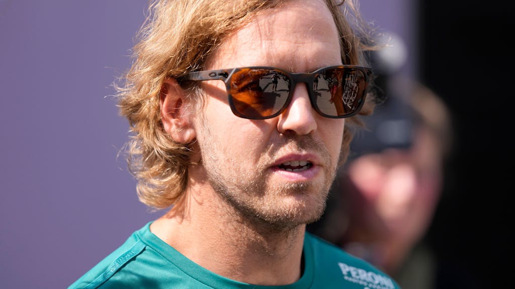 Sebastian Vettel am Tag seines Rücktritts in der Formel 1 mit Sonnenbrille im Fahrerlager