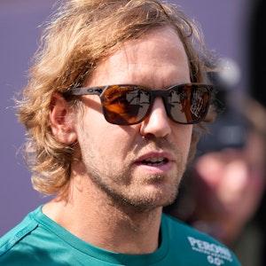 Sebastian Vettel am Tag seines Rücktritts in der Formel 1 mit Sonnenbrille im Fahrerlager