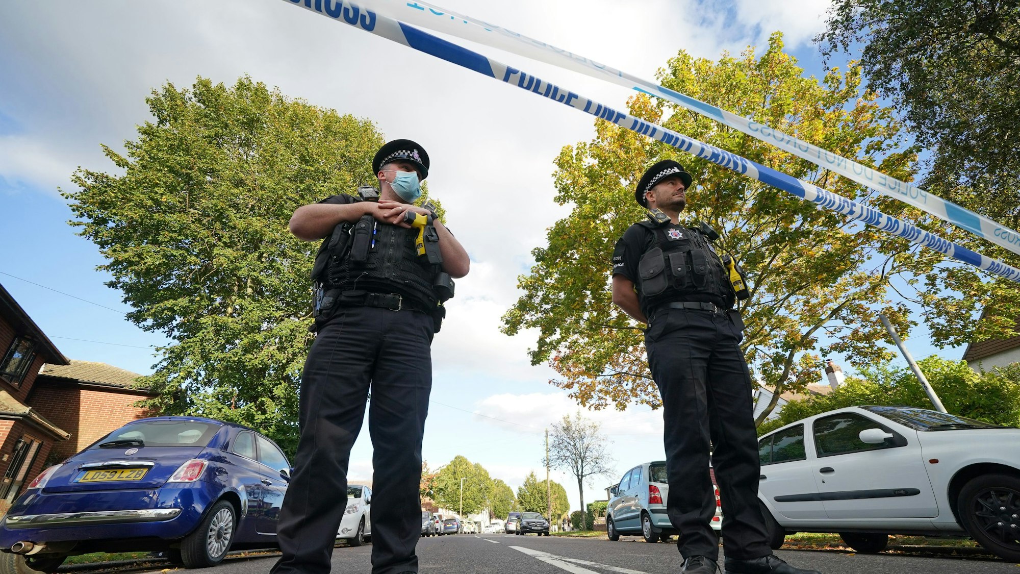 Polizeibeamte stehen im Oktober 2021 an einem Tatort in Großbritannien.