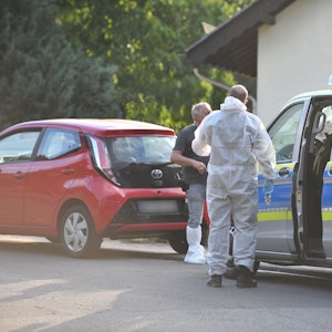 Einsatzkräfte der Polizei und Spurensicherung stehen vor einem Haus. Im Streit um eine Mietwohnung sind am Freitag im saarländischen Ottweiler zwei Menschen getötet und ein Mann verletzt worden.