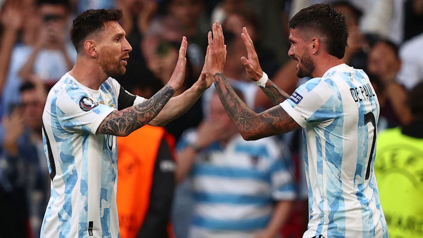 Rodrigo de Paul (r.) jubelt im Länderspiel mit Argentinien gegen Italien gemeinsam mit Lionel Messi.