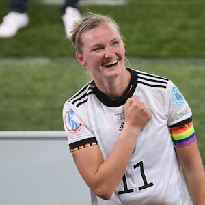 Deutschlands Alexandra Popp jubelt nach dem Sieg gegen Frankreich, am Arm trägt sie eine Regenbogen-Binde.