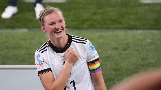 Deutschlands Alexandra Popp jubelt nach dem Sieg gegen Frankreich, am Arm trägt sie eine Regenbogen-Binde.