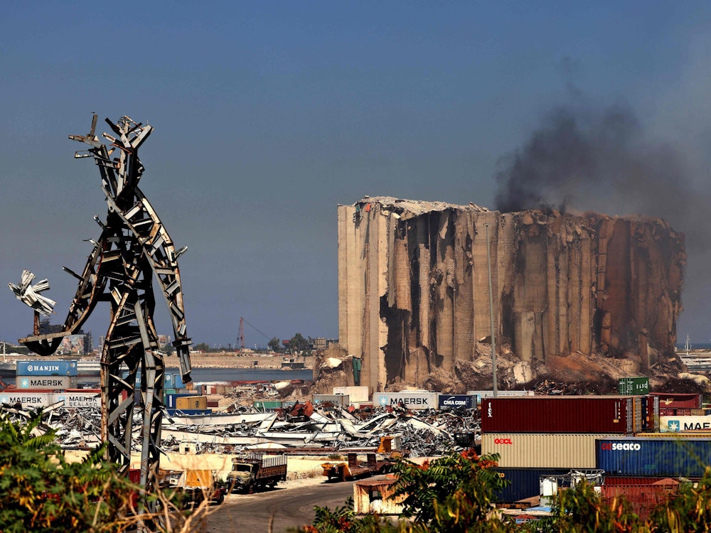 Rauch steigt aus Beiruts Getreidesilos auf, die 2020 durch eine gewaltige Explosion schwer beschädigt wurden.