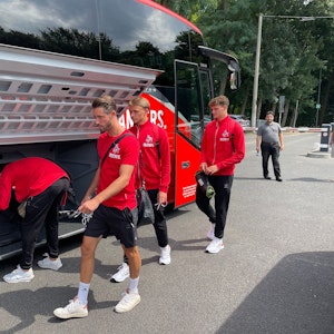 Die Spieler des 1. FC Köln packen ihre Taschen in den Mannschaftsbus.