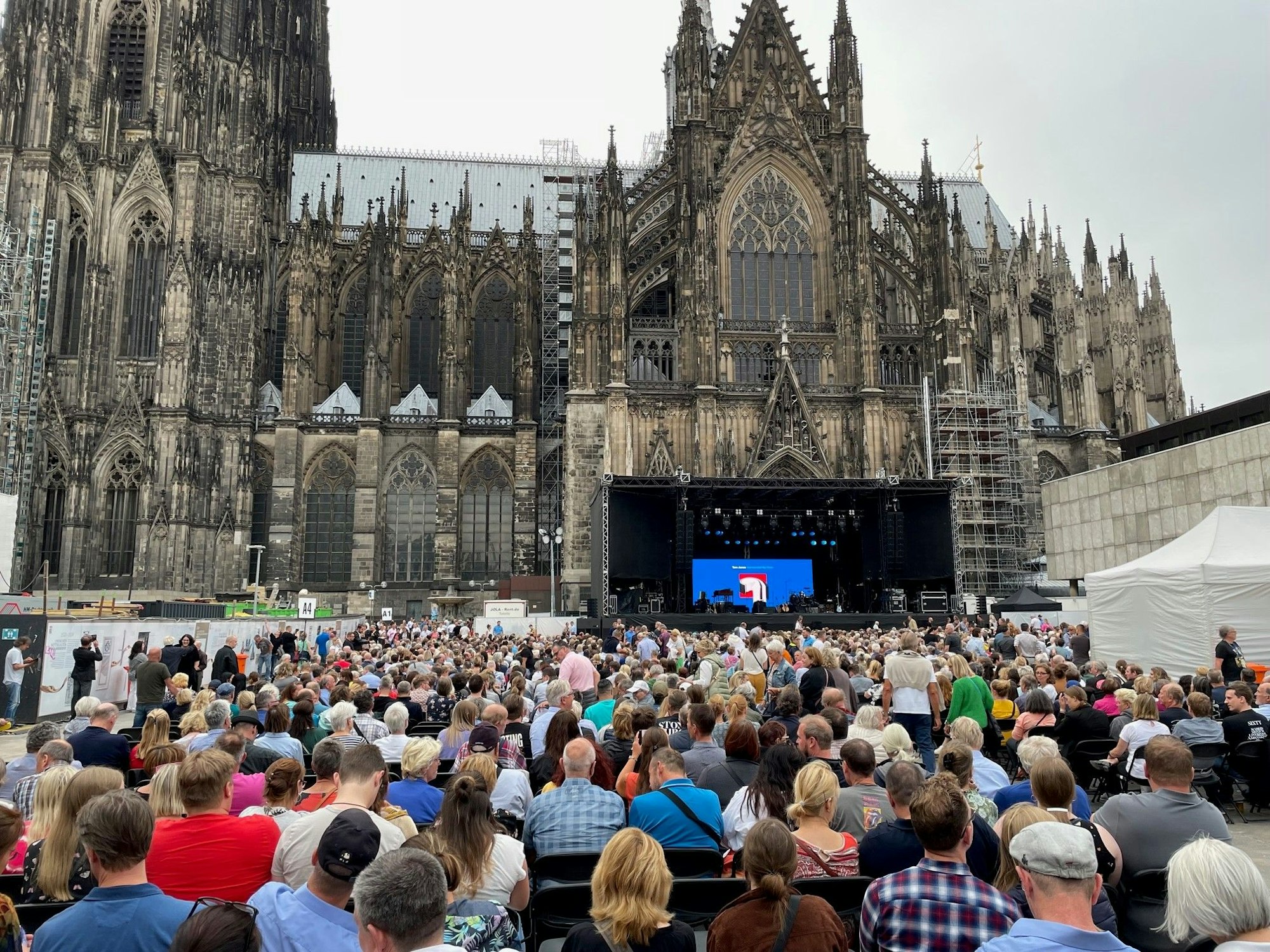 Die Bühne von Tom Jones auf dem Roncalliplatz in Köln.
