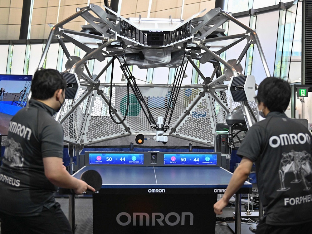 Forpheus, ein Tischtennis spielender Roboter der siebten Generation, der vom Hersteller von Automatisierungsteilen Omron entwickelt wurde, während einer Pressevorschau im National Museum of Emerging Science and Innovation in Tokio.