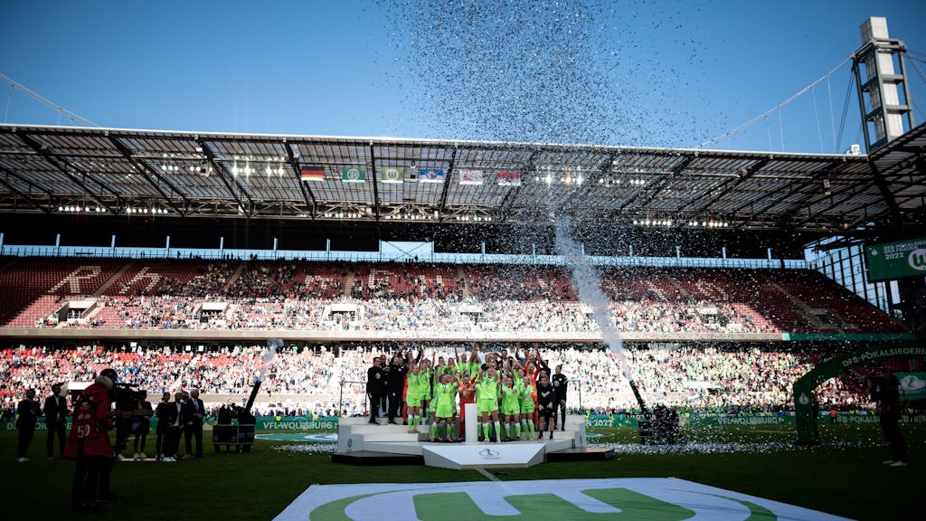 Die Abo-Siegerinnen vom VfL Wolfsburg feiern im Rhein-Energie-Stadion in Köln ihren achten Titelgewinn in Folge im DFB-Pokal