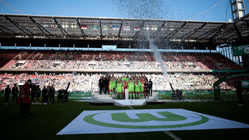 Die Abo-Siegerinnen vom VfL Wolfsburg feiern im Rhein-Energie-Stadion in Köln ihren achten Titelgewinn in Folge im DFB-Pokal