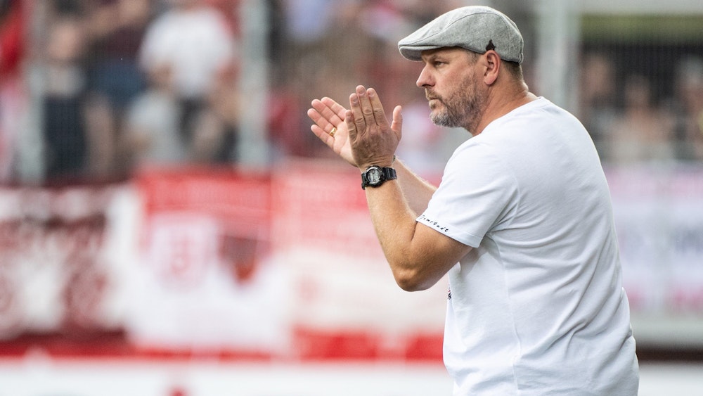 Steffen Baumgart klatscht im DFB-Pokal-Spiel des 1. FC Köln bei Jahn Regensburg