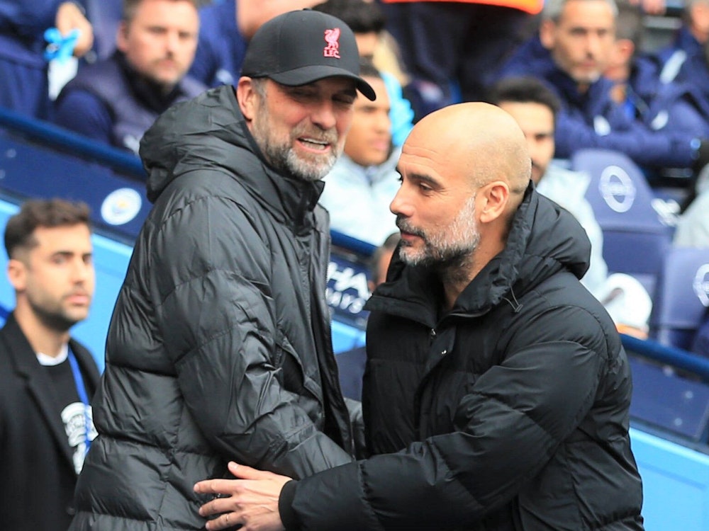 Jürgen Klopp (l.) und Pep Guardiola begrüßen sich bei einem Spiel Manchester City gegen den FC Liverpool