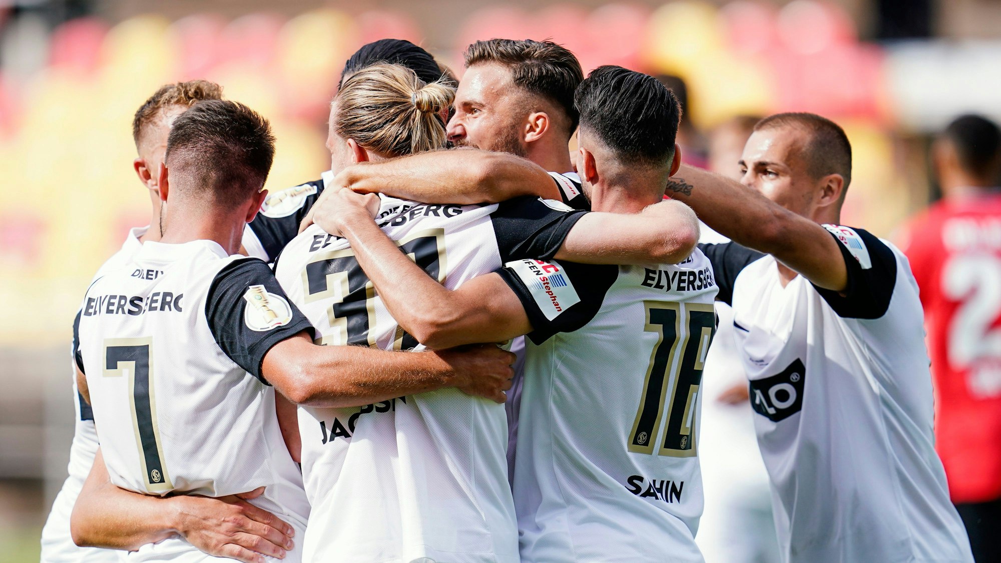 Die Spieler der SV Elversberg bejubeln ein Tor im Pokal-Spiel gegen Bayer Leverkusen