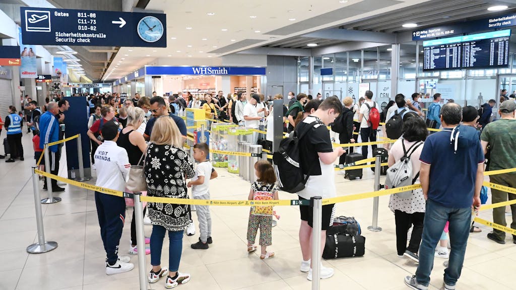 Menschen stehen am Sicherheits-Check im Flughafen Köln/Bonn.&nbsp;