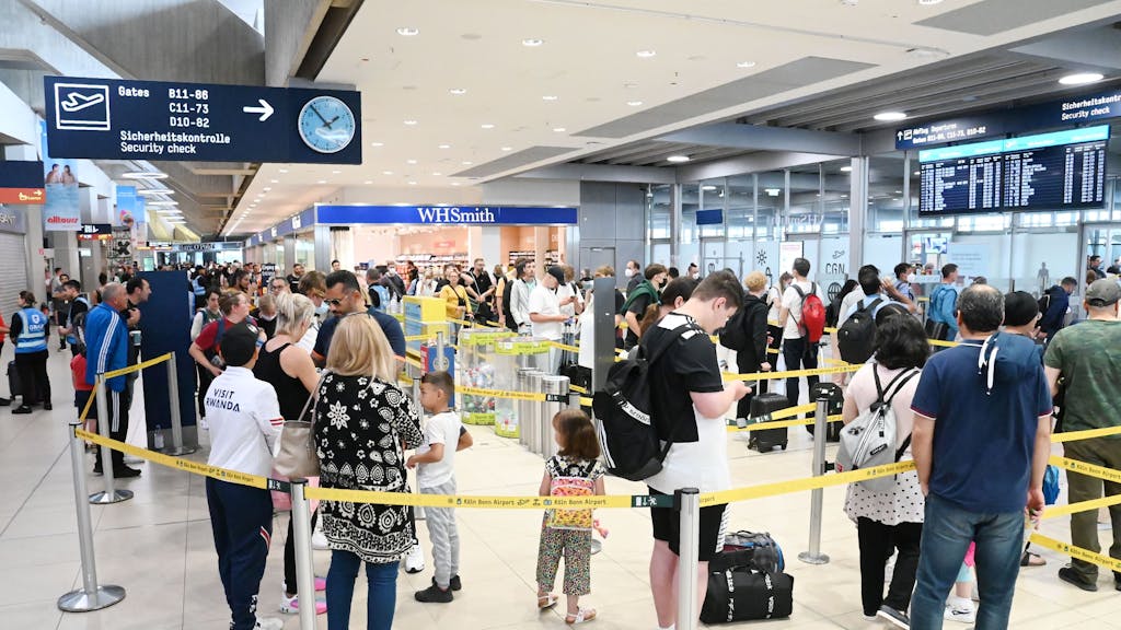 Menschen stehen am Sicherheits-Check im Flughafen Köln/Bonn.&nbsp;