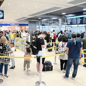Lange Warteschlangen bei der Sicherheitskontrolle am Flughafen Köln/Bonn (27. Juni 2022).