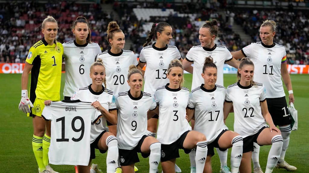 Die DFB-Frauen vor dem Halbfinale gegen Frankreich auf dem Mannschaftsfoto mit einem Trikot von Klara Bühl, die das Spiel wegen einer Corona-Infektion verpasst hatte.