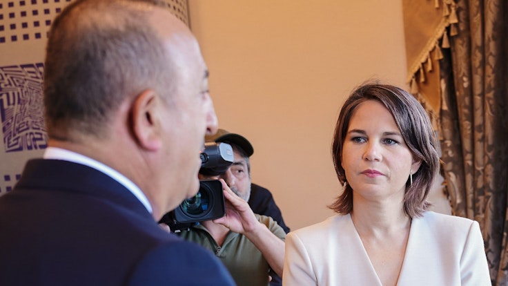 Außenministerin Annalena Baerbock (Grüne) wird am Freitag (29. Juli) von ihrem türkischen Amtskollegen Mevlüt Cavusoglu begrüßt. Es kam zur offenen Konfrontation zwischen den beiden.