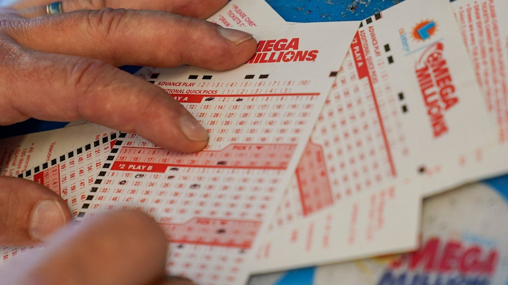 Ein Mann füllt am 26. Juli in Oakland ein Lotto-Ticket für die Lotterie „Mega Millions“ aus.