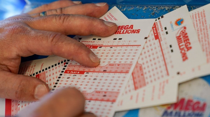Ein Mann füllt am 26. Juli in Oakland ein Lotto-Ticket für die Lotterie „Mega Millions“ aus.