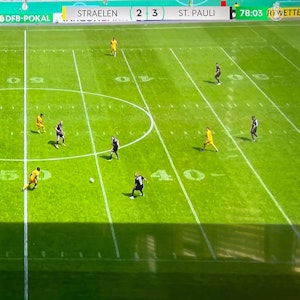 Beim DFB-Pokalspiel des SV Straelen gegen den FC St. Pauli waren am Samstag (30. Juli 2022) Football-Linien auf dem Spielfeld zu sehen.