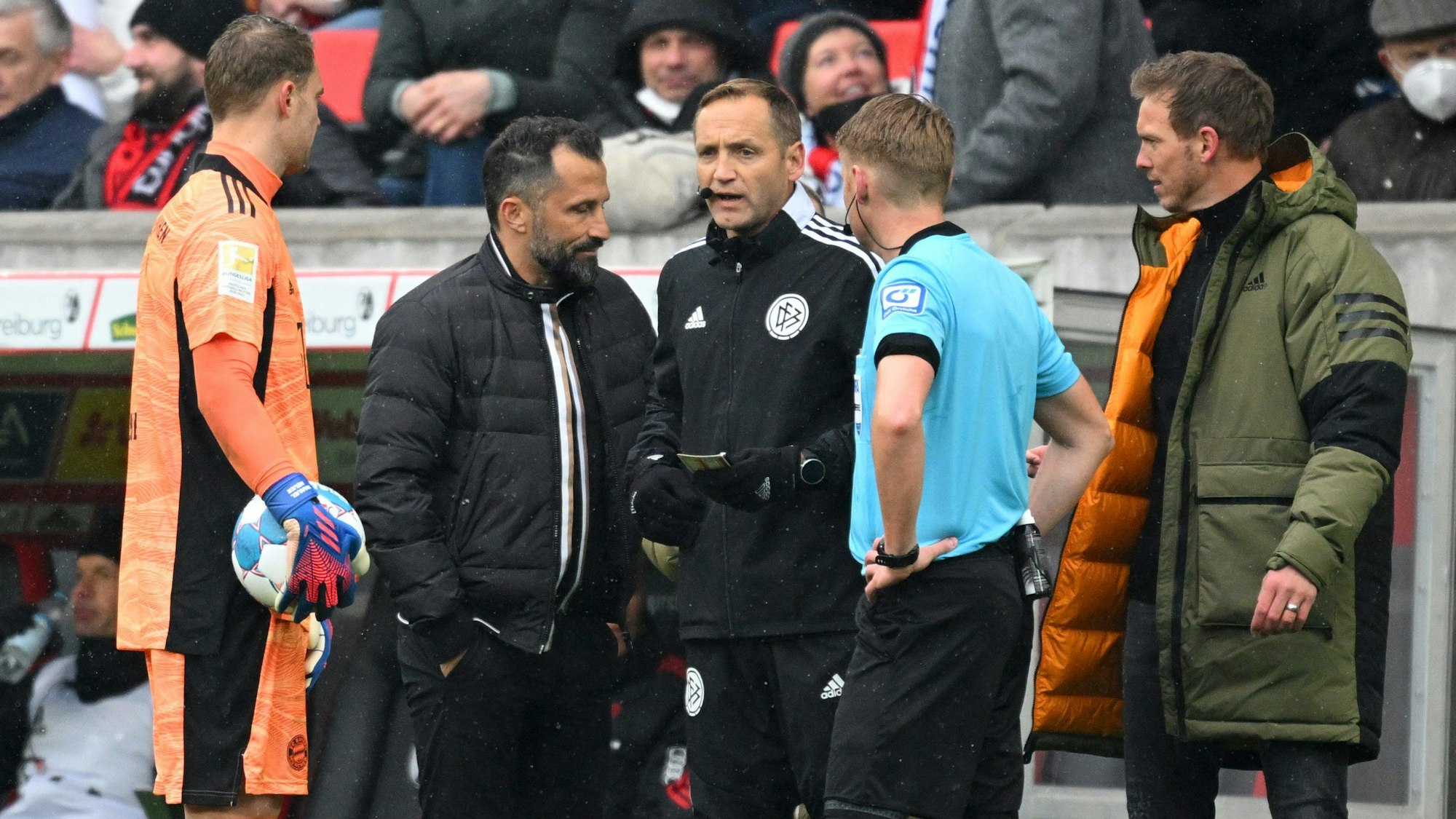 Hasan Salihamidzic diskutiert an der Seitenlinie mit Schiedsrichter Christian Dingert.
