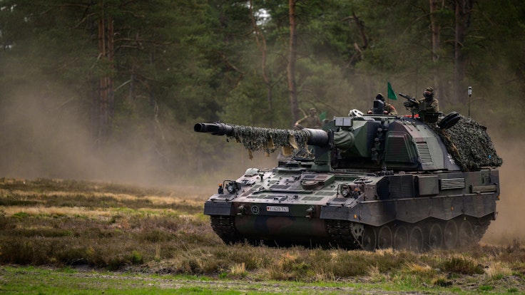 Eine Panzerhaubitze 2000 (kurz PzH 2000) der Bundeswehr fährt im Mai während der Übung Wettiner Heide (Niedersachsen) auf dem Übungsplatz. Mit einigen Haubitzen gibt es in der Ukraine Probleme, heißt es in einem Medienbericht.