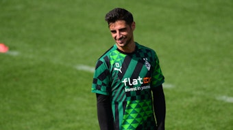 Lars Stindl, Kapitän von Borussia Mönchengladbach, lächelnd bei einer Trainingseinheit der Fohlen am 29. Juli 2022 im Borussia-Park.