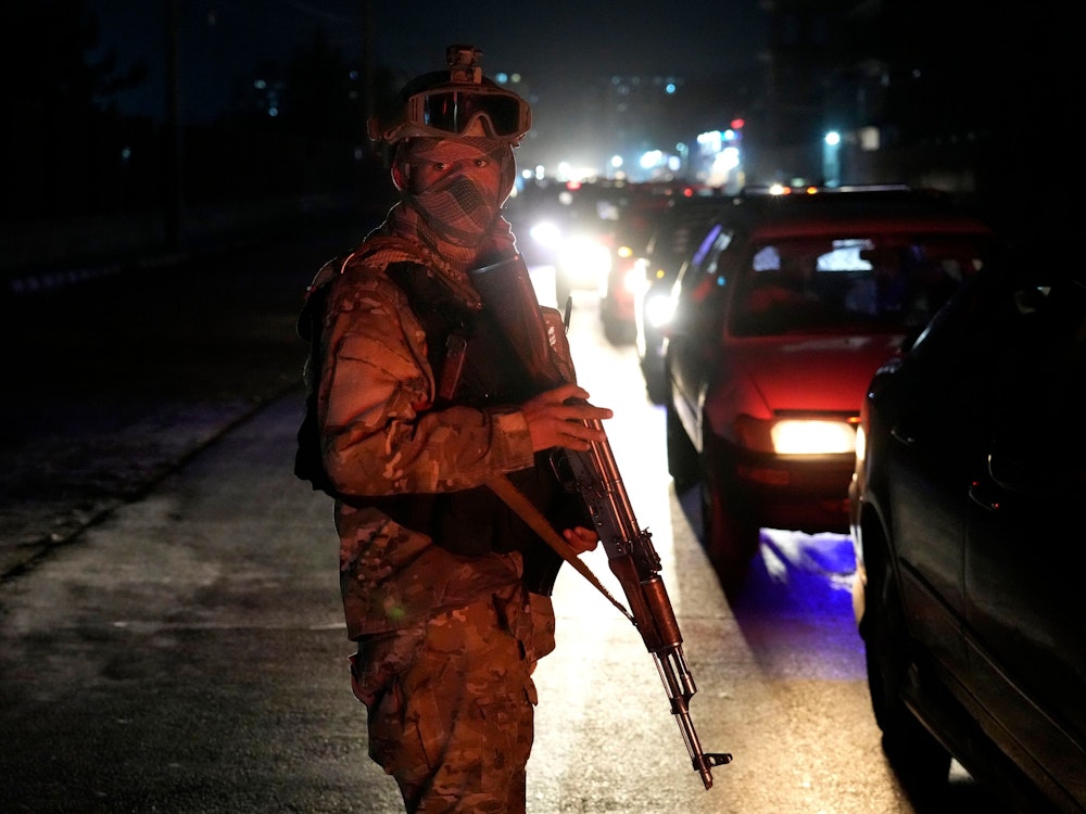 Ein Soldat mit Maschinenpistole wacht vor dem Kricket-Stadion in Kabul.
