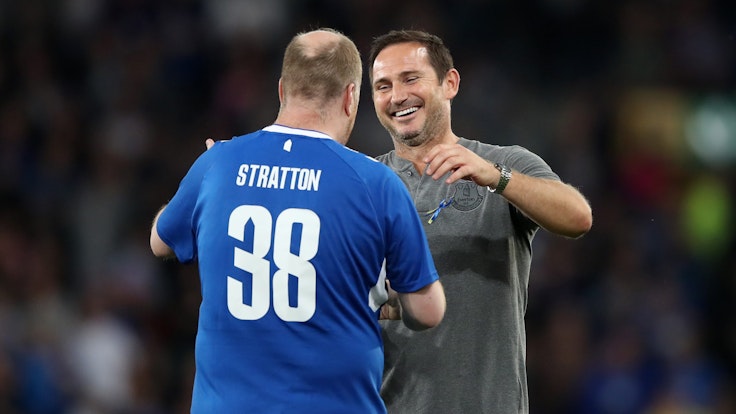 Frank Lampard grüßt Paul Stratton vor seiner Einwechslung.