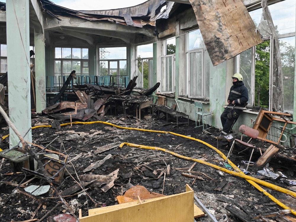 Samstag, 30. Juli 2022: Ein Feuerwehrmann steht in den Trümmern einer Berufsschule in Charkiv. Russische Raketen hatten die Stadt in der Ukraine getroffen.